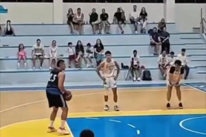 队长：出场球员不够了，经理：我在铅球队拉了一个